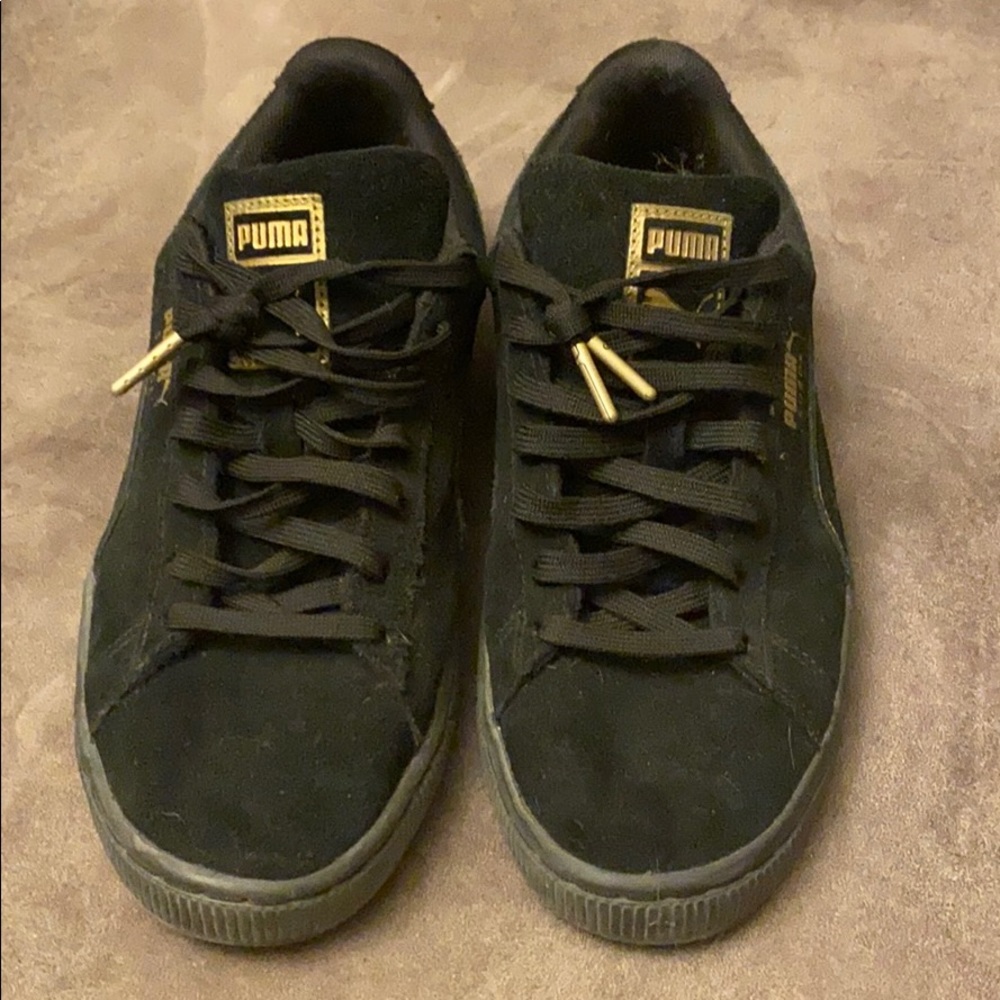 Black & gold pumas